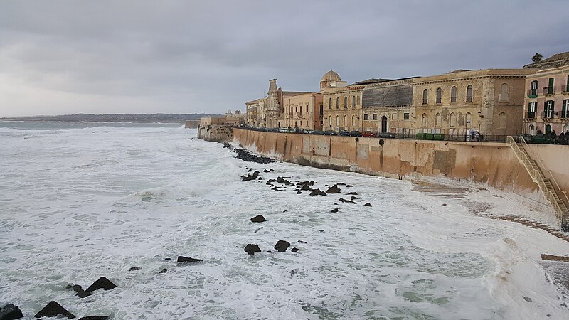 File:Syracuse, Ortigia foamy sea.jpg