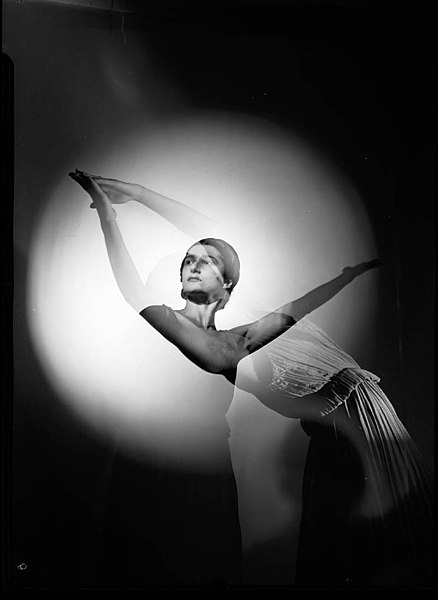 File:Tamara Tchinarova (later the first wife of Peter Finch) in the ballet Les Presages, Sydney, between 6 Dec 1936-Jan 1939 - studio photograph by Max Dupain (6068761108).jpg