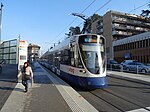 La fermata Eaux-Vives Gare della rete tranviaria davanti l'ingresso principale stazione