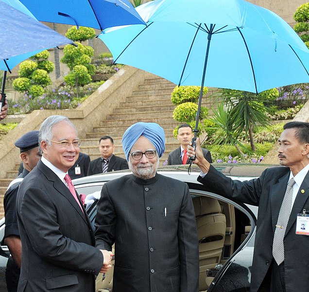 File:The Prime Minister, Dr. Manmohan Singh being received by the Malaysian Prime Minister Dato' Sri Mohd Najib Bin Tun Abdul Razak, on his arrival, at Putrajaya, the Prime Minister Office, in Malaysia on October 27, 2010.jpg
