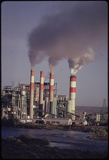 Cette centrale électrique de 750 mégawatts, située sur la rivière North Platte, fait partie du vaste développement minier à ciel ouvert prévu ..., 06-1973 (7065822315) .jpg