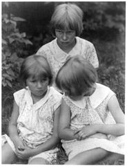 Three little girls, photograph by Doris Ulmann - LoC 3a36057u.jpg