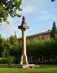 El obelisco (国 立柱) en el campus de Siping