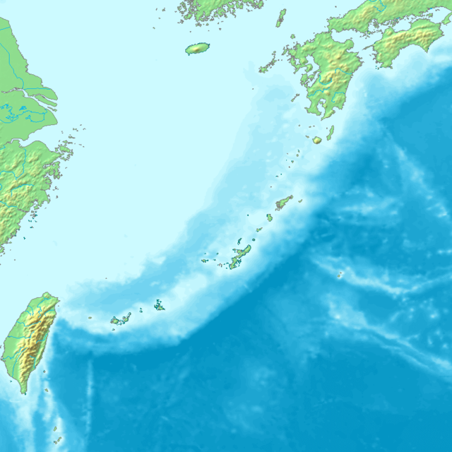 Mapa konturowa prefektury Okinawa, blisko centrum po lewej na dole znajduje się punkt z opisem „Miyakojima”