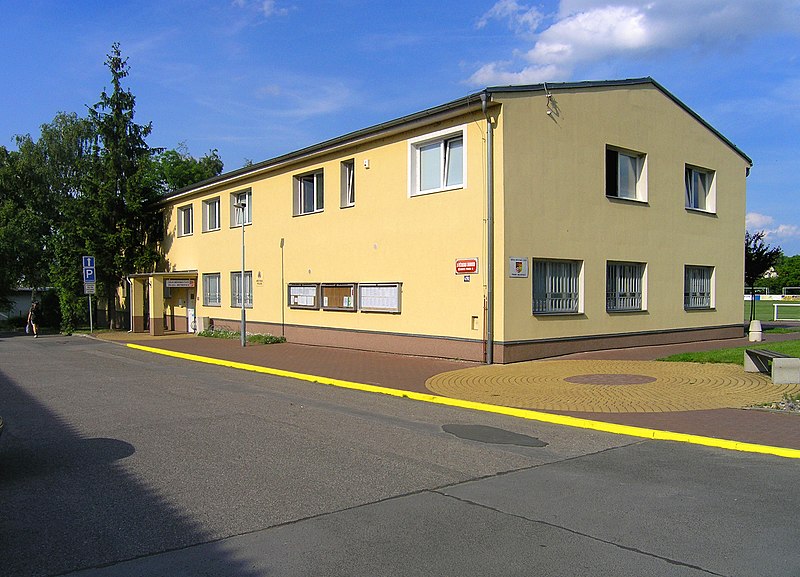 File:Town hall, Prague Běchovice.jpg