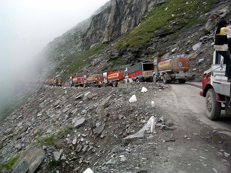 File:Traffic jam on road to Rohtang Pass.jpg