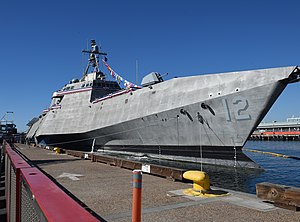 Церемония ввода в эксплуатацию авианосца USS Omaha (LCS 12) (4119951) .jpg
