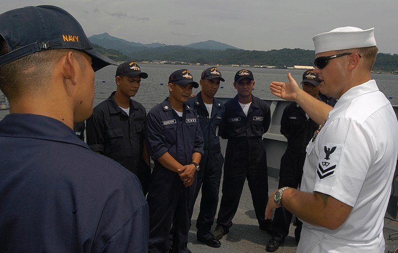 File:US Navy 050818-N-4104L-034 Fire Controlman 2nd Class Dean Crawford explains his visit, board, search and seizure (VBSS) security team leader role to Philippine Navy (PN) Sailors during VBSS training aboard the guided missile fr.jpg