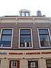 Pand met op de kroonlijst vier gesneden consoles onder dwarskap met rococo dakkapel