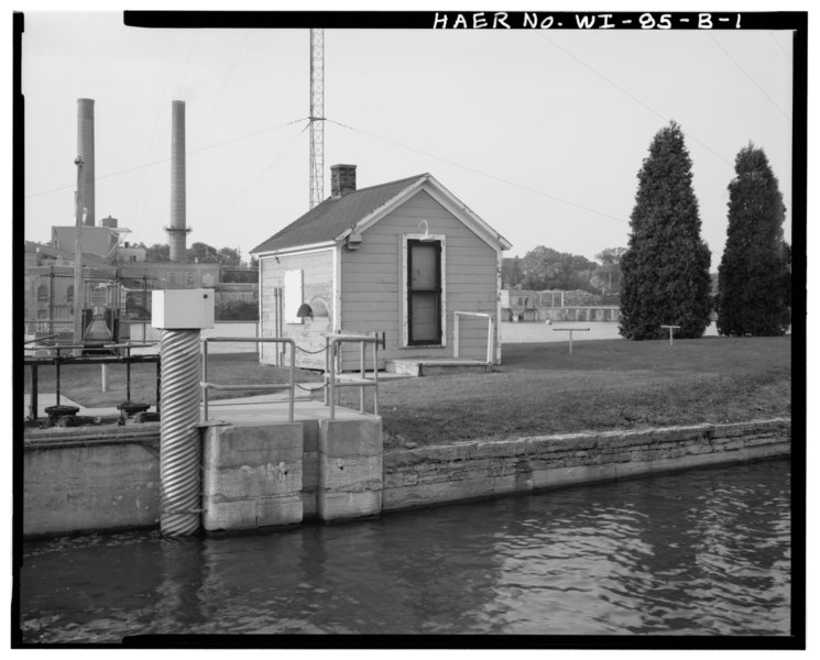 File:VIEW SOUTHWEST, Lock shelter - Cedars Lock and Dam, Lock Shelter, Approximately 35 feet Southwest of Upper Gate, Little Chute, Outagamie County, WI HAER WIS,44-LITCH,1B-1.tif