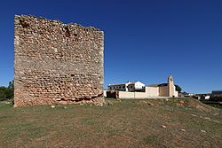 Valhermoso de la Fuente, torre castillo mediaval e iglesia.jpg