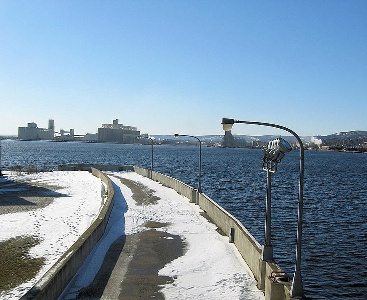 File:View from Lift Bridge on Park Point side, Duluth (98239303).jpg