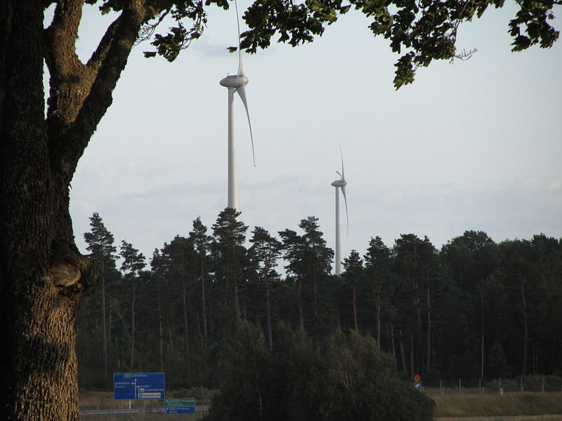 File:Vindkraftverk vid Ledsjö kyrka01.JPG