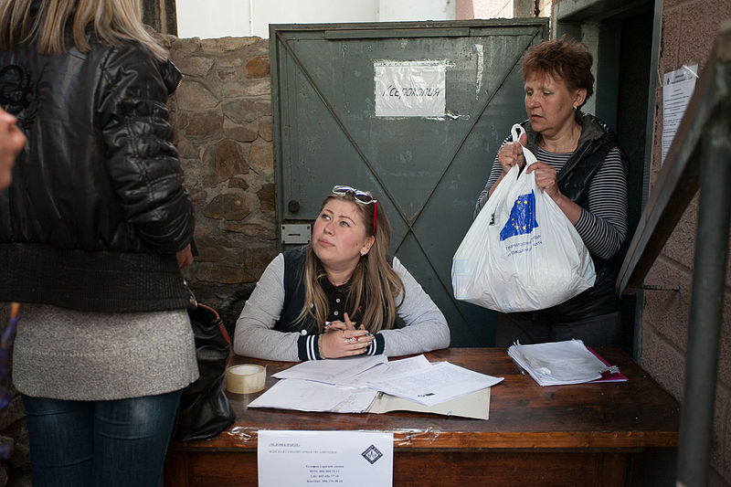 File:Volunteers receive hygiene kits in Stakhanov 8 (20298665004).jpg