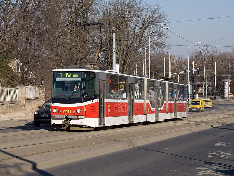 File:Vozovna Střešovice, Tatra KT8D5R.N2P, směr Petřiny.jpg