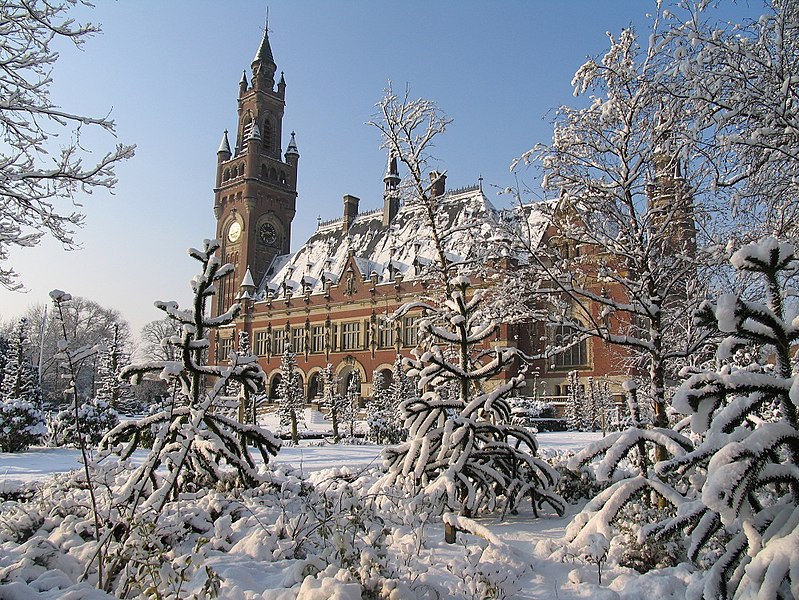 File:Vredespaleis in de sneeuw 2005.jpg