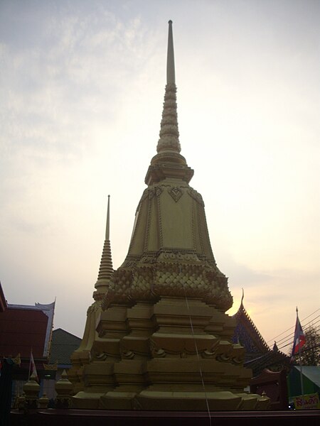 File:Wat Intharam (Wat Bang Yi Ruea Nok) - The stupa of King Taksin (1).JPG