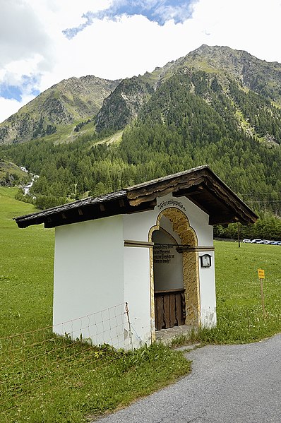 File:Wegkapelle hl. Johannes Nepomuk in Gries.jpg