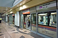 Станция Woodleigh[en] Сингапурского метрополитена с установленными в 2003 году платформенными раздвижными дверьми второго поколения. В этих дверях больше стекла, чем на дверях первого поколения.