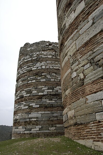 File:Yoros Castle in 2006 0403.jpg