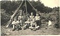 Scouts voor een tent in de zomer in 1951