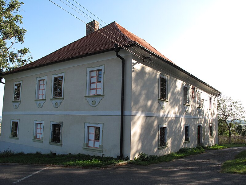 File:Čížová, fara.JPG