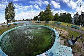 Kaupungin suihkulähde ja viereinen oleskelutila