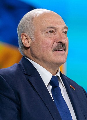 Lukashenko berdiri di hadapan mikrofon dengan memakai sut