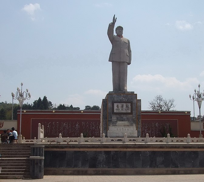 File:云南-丽江.文革時的塑像 - panoramio.jpg