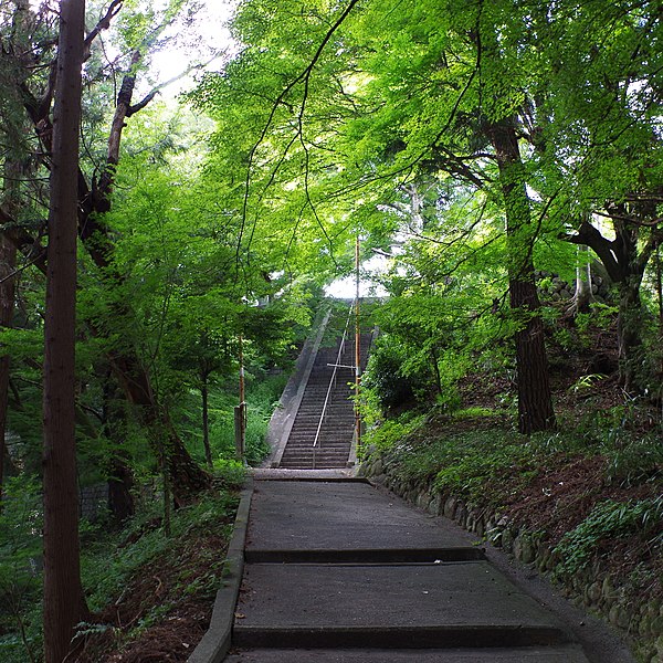 File:愛宕稲荷神社 東側の参道 飯田市愛宕町 2014.9.09 - panoramio.jpg