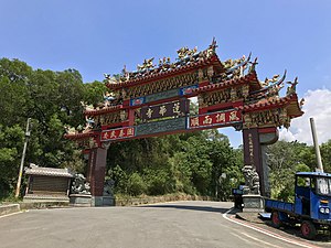 Temple paifang