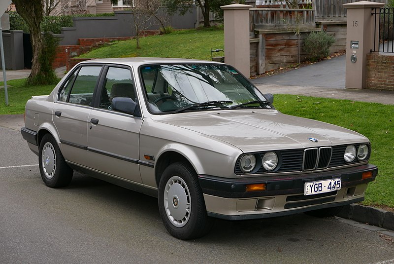 File:1990 BMW 318i (E30) 4-door sedan (2015-07-09) 01.jpg