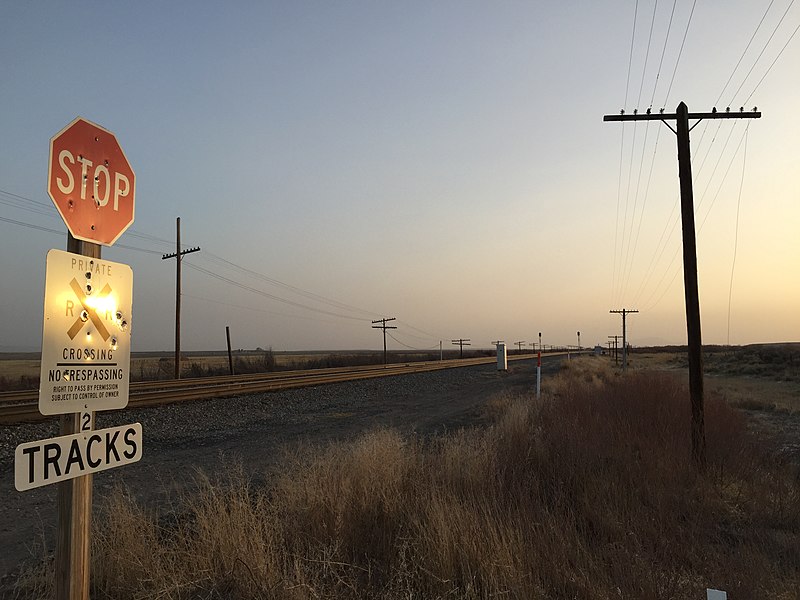 File:2015-03-31 18 43 54 View west along railroad tracks from a private railroad level crossing in Deeth, Nevada.JPG