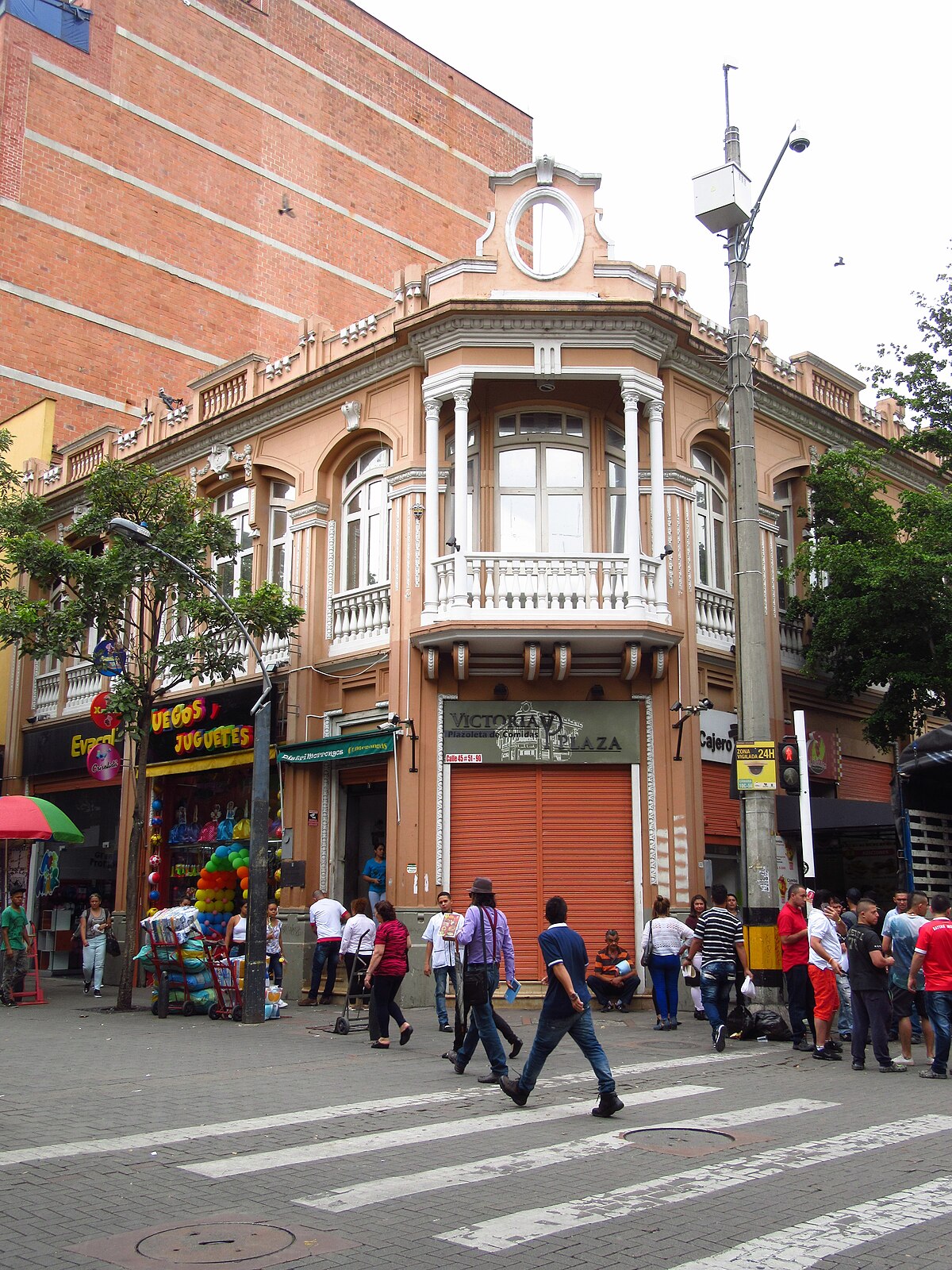 File:2018 Medellín casa en la esquina de la calle 45 con carrera 52  -  Wikimedia Commons