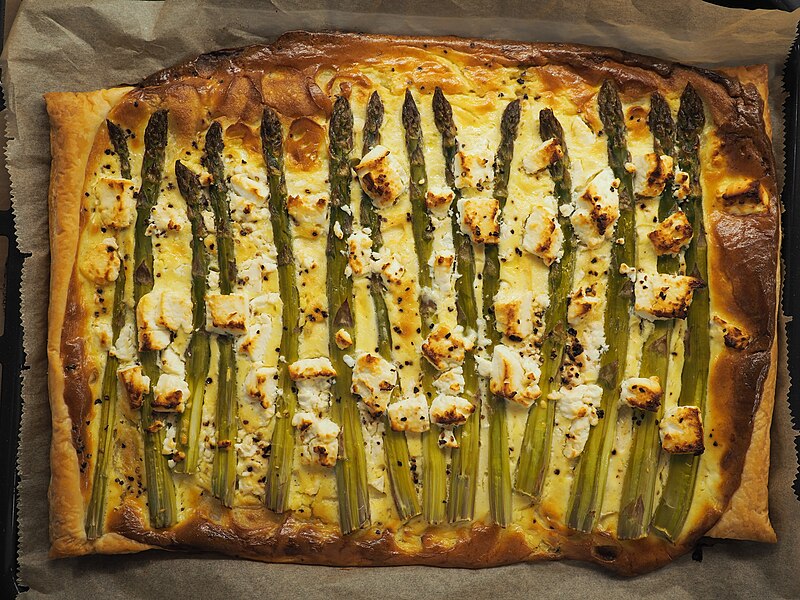 File:20200424 193302 Puff pastry with green asparagus and goat cheese.jpg