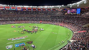 2021 AFL Grand Final, Perth Stadion, Simon Goodwin dan Max Gawn hoist up piala bersama-sama, 25 September 2021.jpg