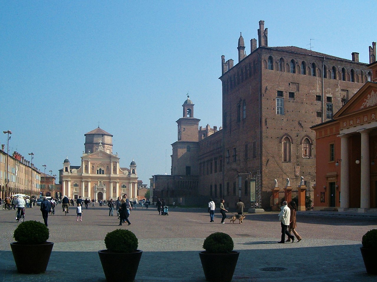 31 Carpi Piazza dei Martiri.jpg