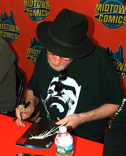 Miller signing a copy of The Dark Knight III: The Master Race at Midtown Comics