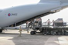 Entladen von Frachtpaletten aus einer A400M der Royal Air Force auf dem Flugplatz Pope Field, USA