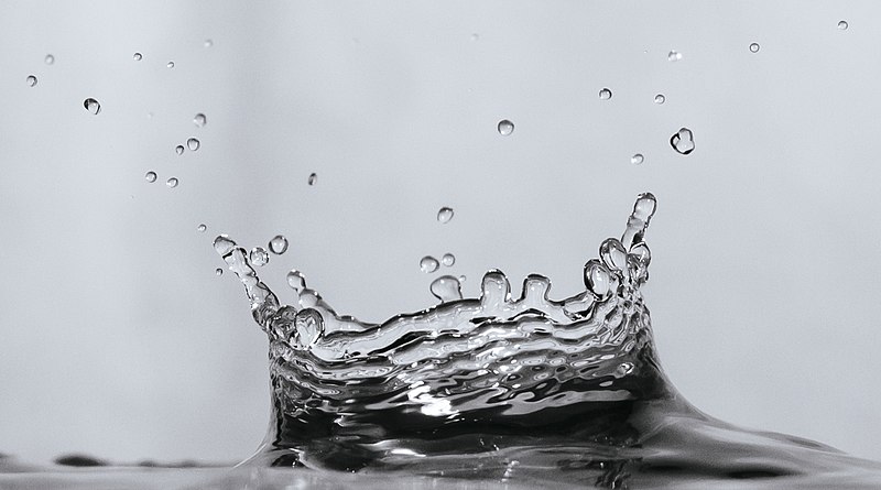File:A water droplet collision on a water surface.jpg