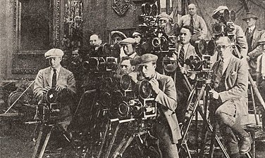 Tournage de La Rançon d'un trône, de Cecil B. DeMille (1923). DeMille fait mettre en batterie dix 2709 pour filmer la destruction d'un décor onéreux, afin d'être sûr de la qualité de la prise de vues et de varier la "grosseur" des plans.