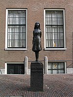 Statue von Anne Frank in Amsterdam