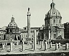 Вид от Форума Траяна. Слева церковь Санта-Мария-ди-Лорето, справа – церковь Сантиссимо Номе ди Мария аль Форо Траяно. Фотография 1908 г.