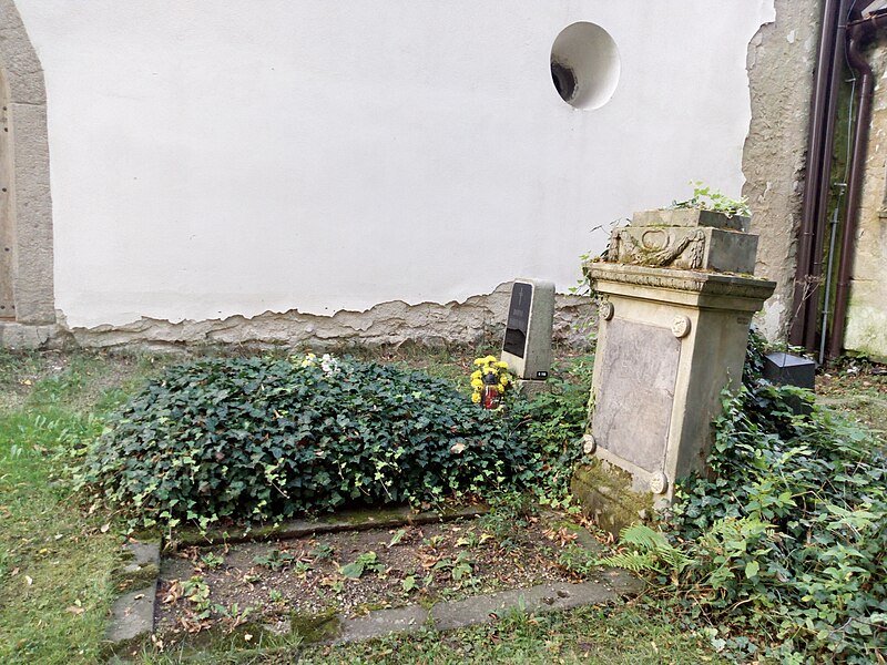 File:Anna Jahodová Kasalová (empírová náhrobní stéla s hrobem) 07.jpg