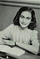 Anne Frank lacht naar de schoolfotograaf (cropped).jpg