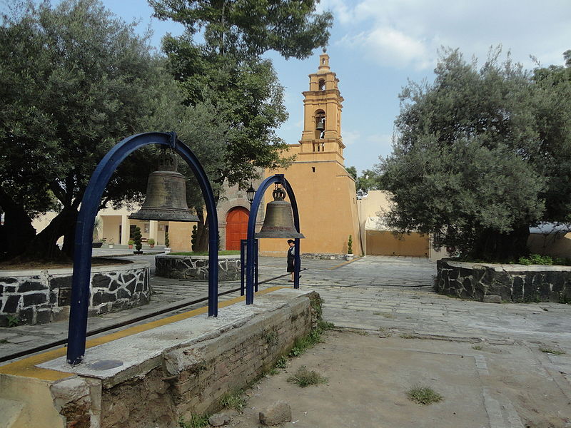 File:Antiguas campanas del Templo de Santa Cruz Atoyac, Ciudad de México.JPG