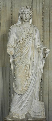 links:Antinoos als Aristaios, gefunden im 17. Jahrhundert in Rom, heute in Paris, Louvre; rechts: Antinoos als Kaiserpriester, gefunden in Kyrene Mitte des 19. Jahrhunderts, heute in Paris, Louvre