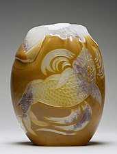 Vase Carpe, verre multicouche, Walters Art Museum (Baltimore), modèle imaginé pour l'Exposition universelle de 1878 et produit jusqu'en 1884 par la verrerie des frères Appert. Ce motif de la carpe est inspiré des ukiyo-e d'Hokusai.