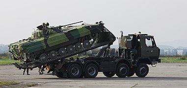 BMP-2 beim Verladen auf einen Tatra 815