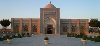 Боби ислом (Исламские ворота). Возведены по инициативе первого президента Узбекистана Ислама Каримова.